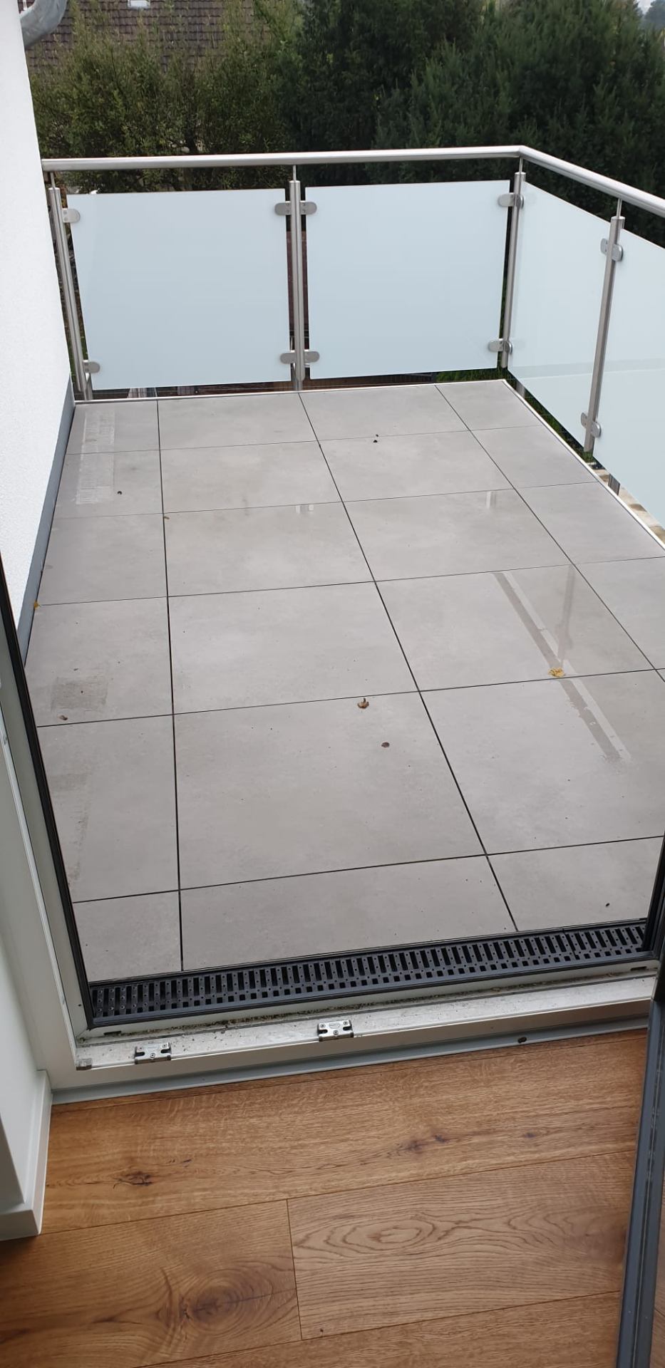 Balkon mit Glasgeländer